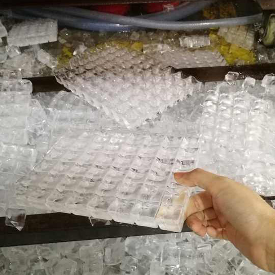 150kgs Commercial Ice Cube Machine with CE 300lbs