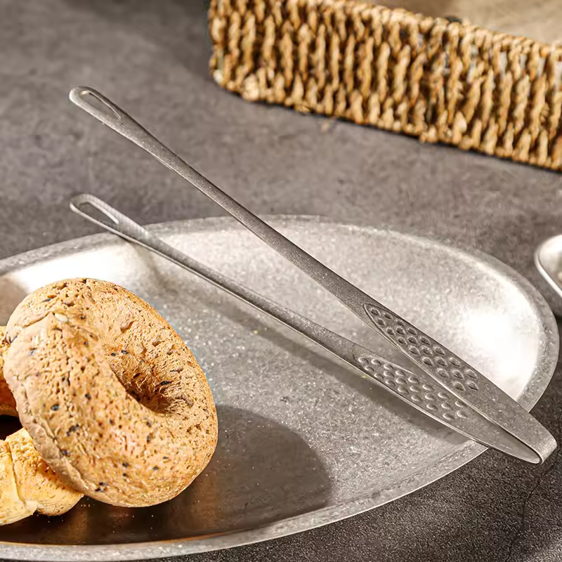 Retro Classic Style Multifunction 28cm Restaurant Hotel Stainless Steel 304 Oil Filter Hole Serving Bread Baking Tongs Clip